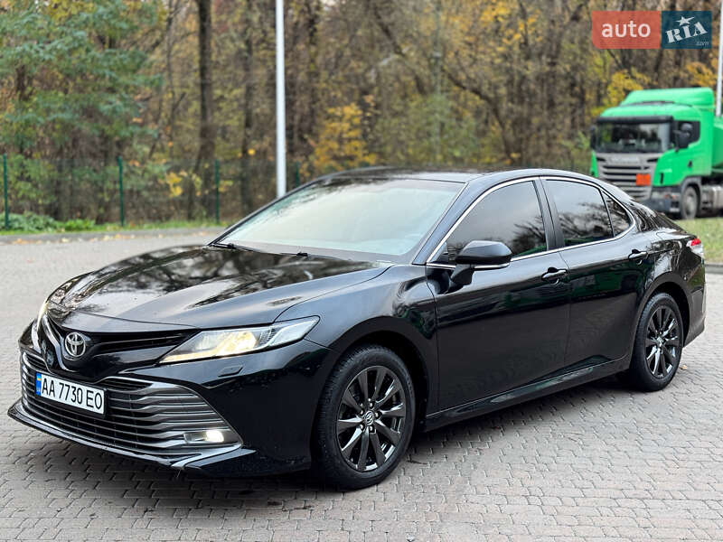 Седан Toyota Camry 2017 в Киеве