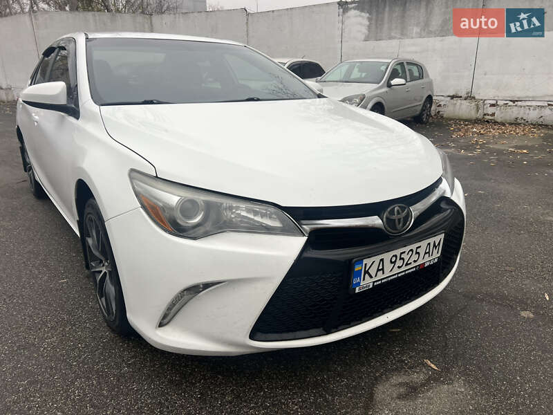 Седан Toyota Camry 2015 в Киеве