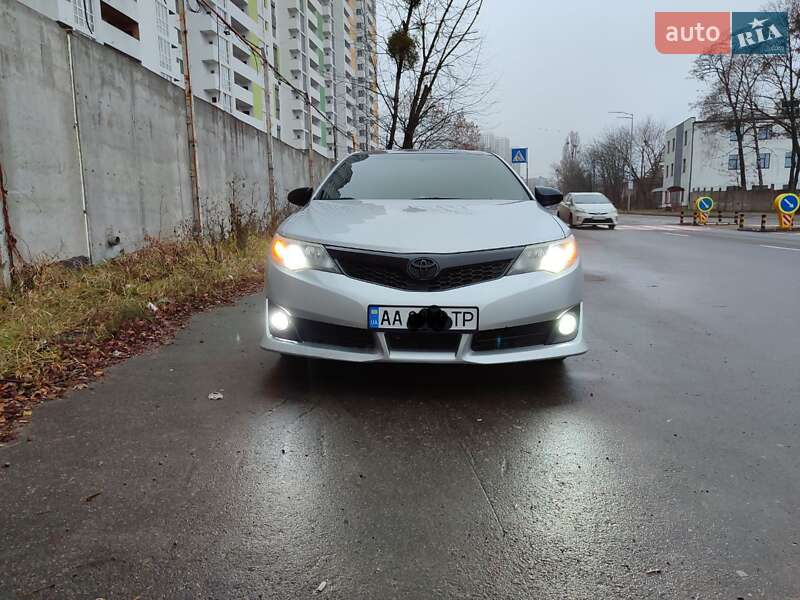 Седан Toyota Camry 2014 в Киеве