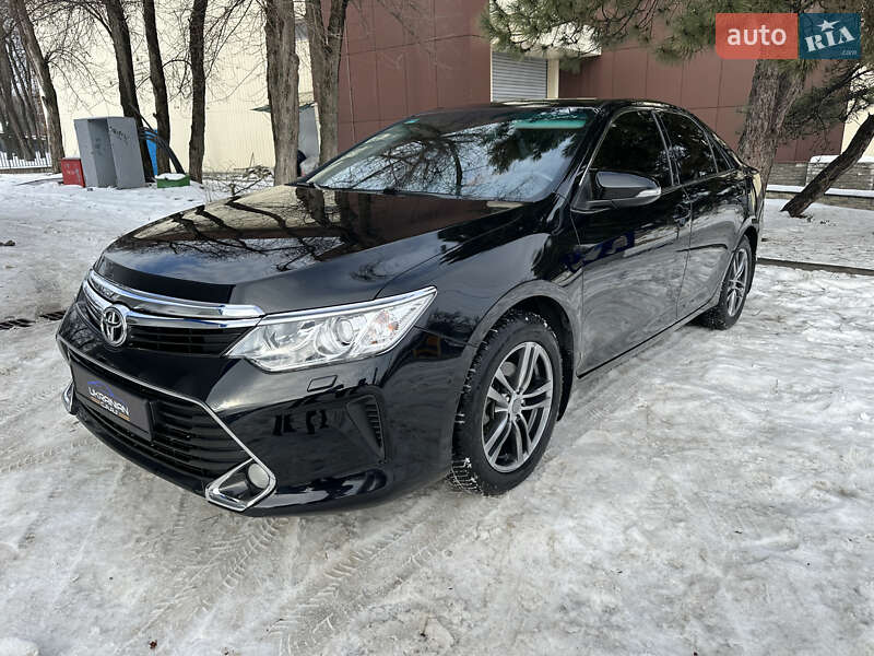 Седан Toyota Camry 2017 в Днепре