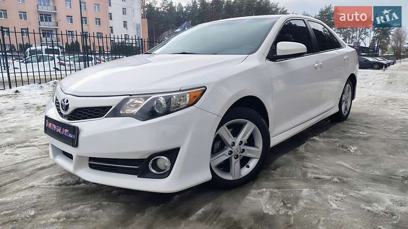 Седан Toyota Camry 2014 в Киеве