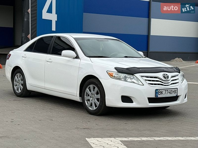 Седан Toyota Camry 2010 в Ровно