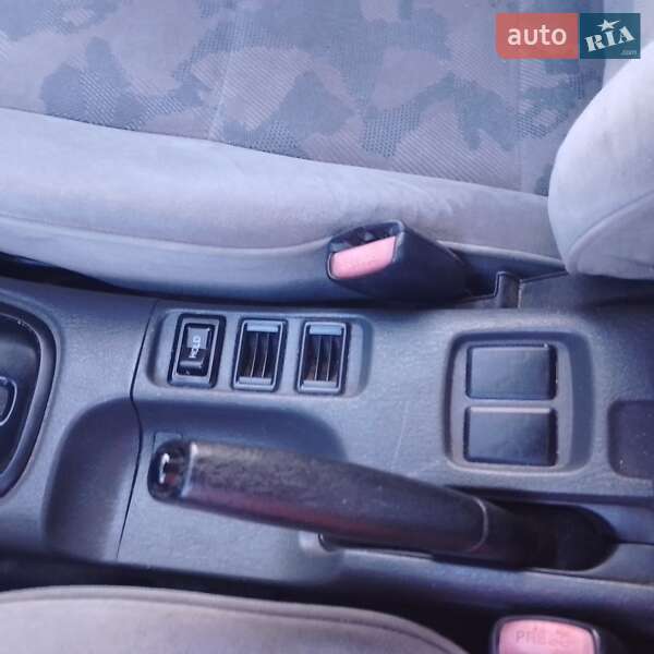 Седан Mitsubishi Carisma 1996 в Львове Седан Mitsubishi Carisma 1996 в Львове