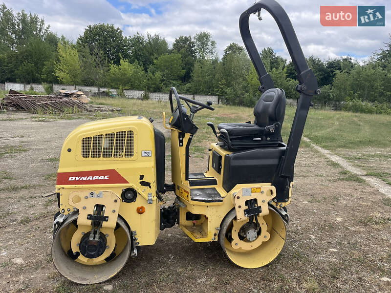 Дорожный каток Dynapac CC 2007 в Калуше