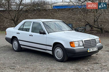 Седан Mercedes-Benz E-Class 1986 в Одесі