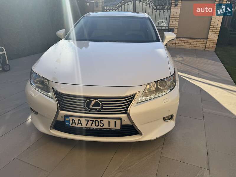 Седан Lexus ES 2015 в Киеве
