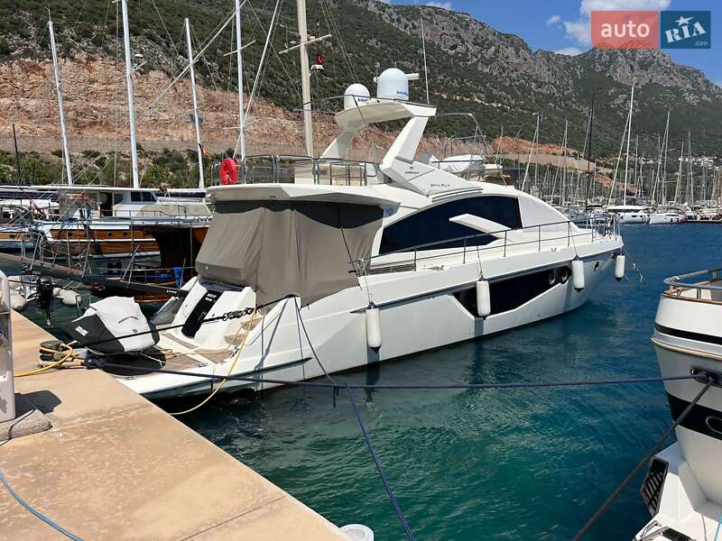 Моторная яхта Cranchi Flybridge 2012 в Киеве Моторная яхта Cranchi Flybridge 2012 в Киеве