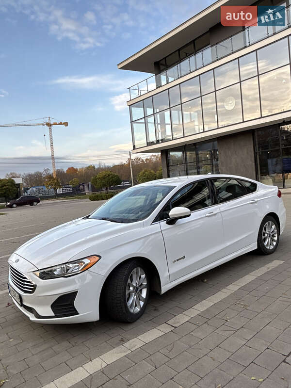 Седан Ford Fusion 2019 в Ужгороді