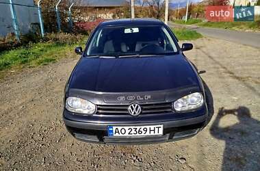 Хэтчбек Volkswagen Golf 2003 в Среднем