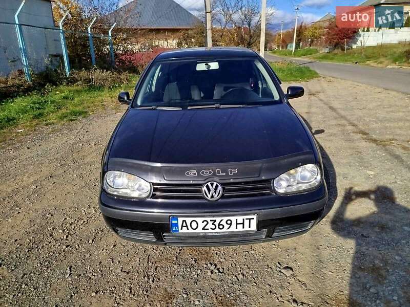 Хетчбек Volkswagen Golf 2003 в Середньому
