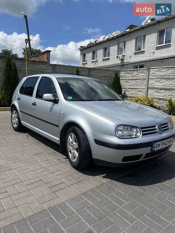 Хэтчбек Volkswagen Golf 2002 в Казатине