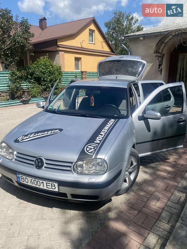 Хэтчбек Volkswagen Golf 2002 в Почаеве