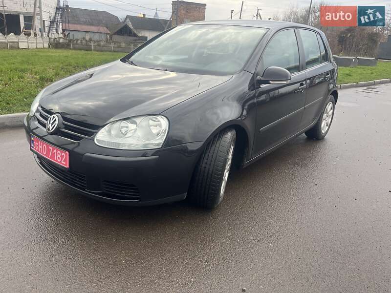Хэтчбек Volkswagen Golf 2005 в Остроге