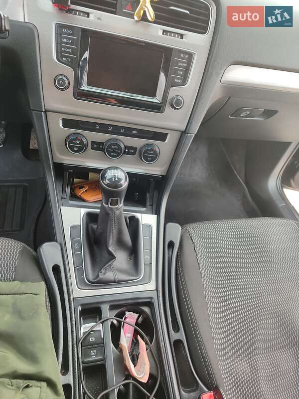 Универсал Volkswagen Golf 2015 в Черновцах