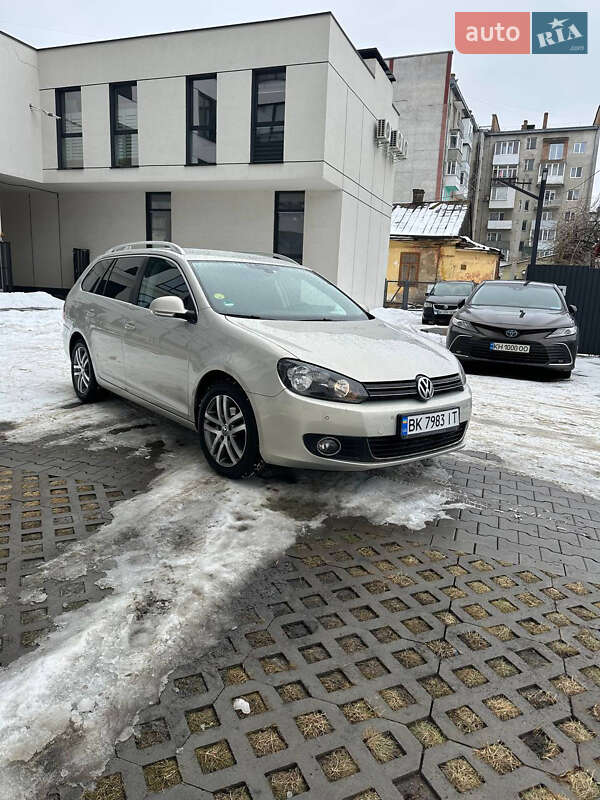 Универсал Volkswagen Golf 2010 в Ровно