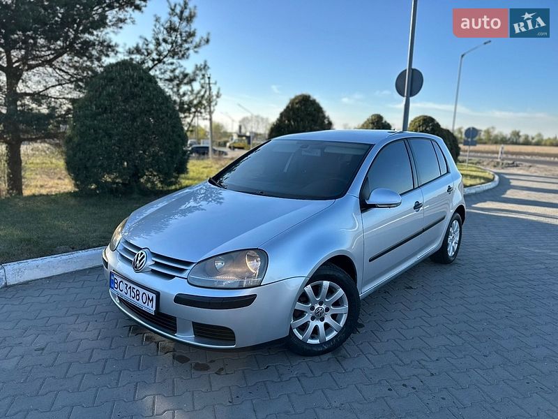 Хетчбек Volkswagen Golf 2003 в Жовкві