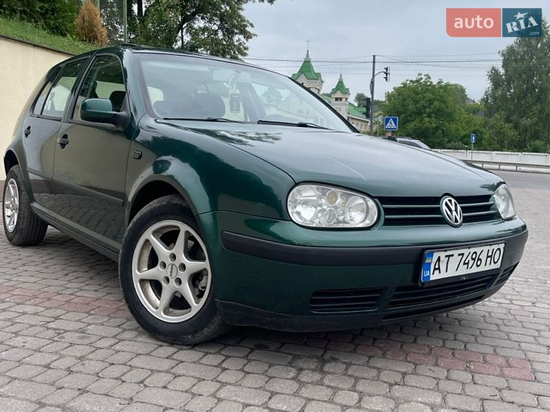 Хэтчбек Volkswagen Golf 2001 в Остроге