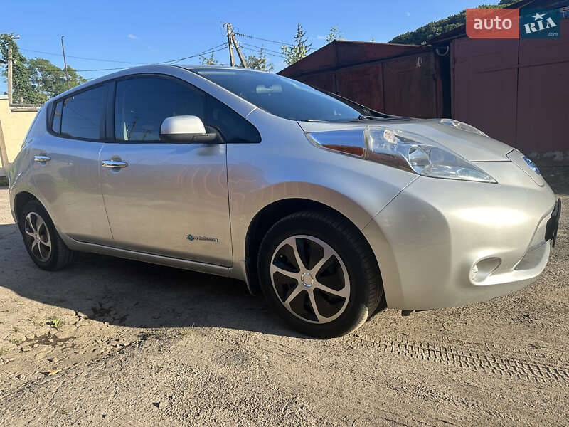 Хэтчбек Nissan Leaf 2014 в Львове Хэтчбек Nissan Leaf 2014 в Львове