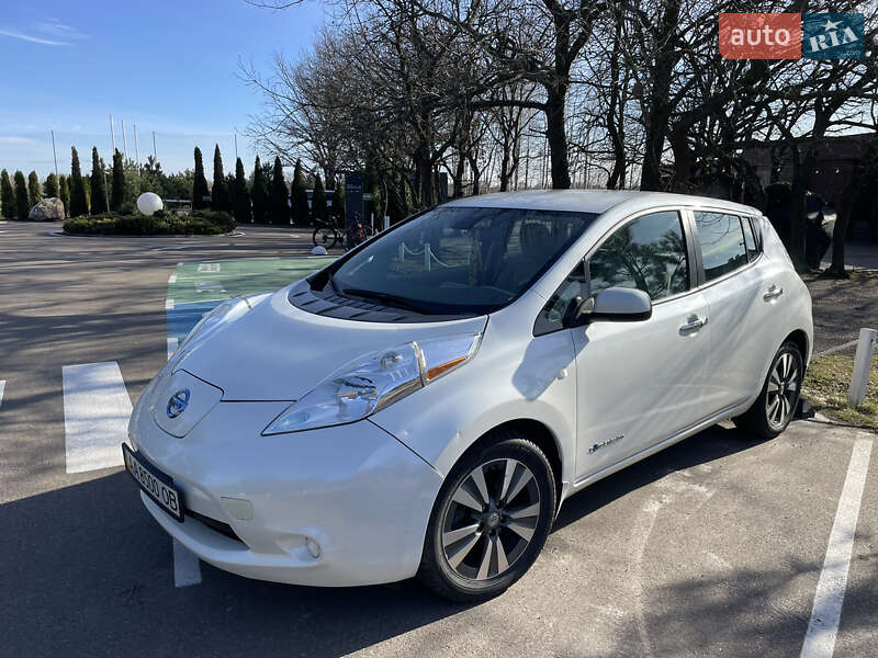 Хэтчбек Nissan Leaf 2015 в Киеве