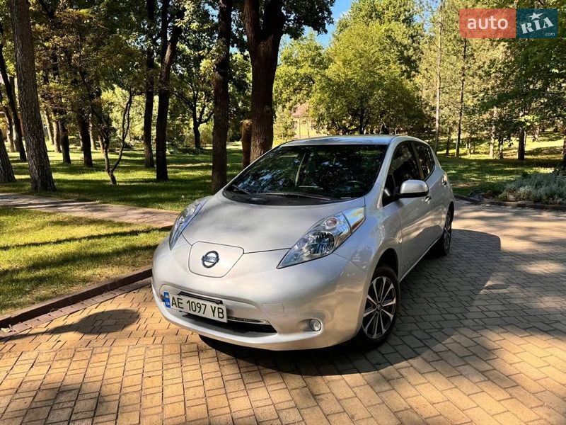 Хетчбек Nissan Leaf 2013 в Дніпрі