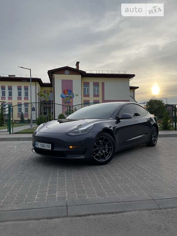 Седан Tesla Model 3 2021 в Львове
