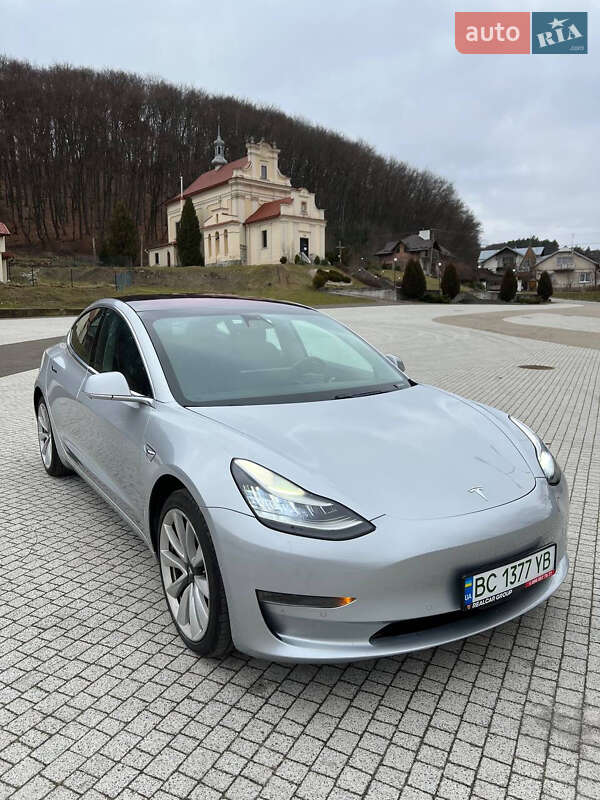Седан Tesla Model 3 2018 в Львове