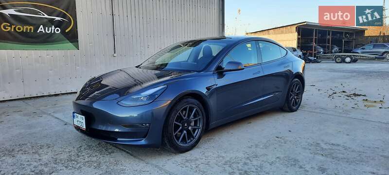 Седан Tesla Model 3 2020 в Ровно