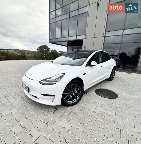 Седан Tesla Model 3 2020 в Черновцах