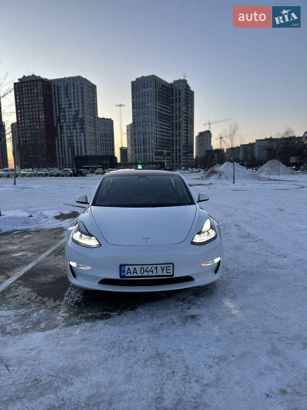 Седан Tesla Model 3 2022 в Киеве