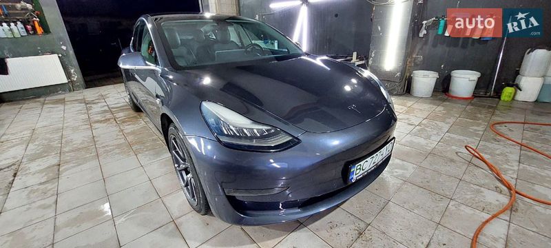 Седан Tesla Model 3 2018 в Львове