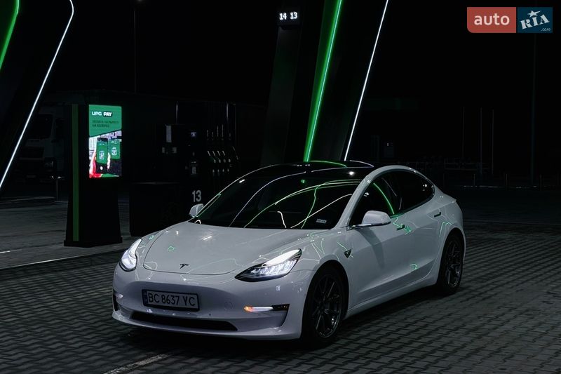 Седан Tesla Model 3 2020 в Львове