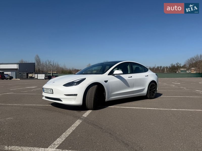 Седан Tesla Model 3 2022 в Киеве