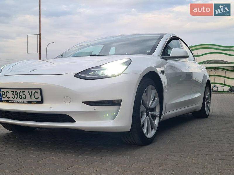 Седан Tesla Model 3 2017 в Нововолынске