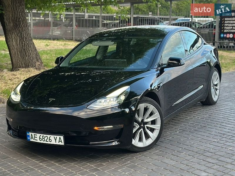Седан Tesla Model 3 2022 в Кам'янському
