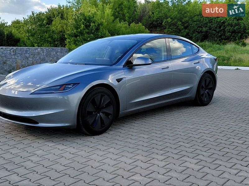 Седан Tesla Model 3 2025 в Калиновке