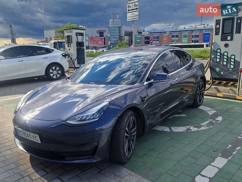 Седан Tesla Model 3 2019 в Львове