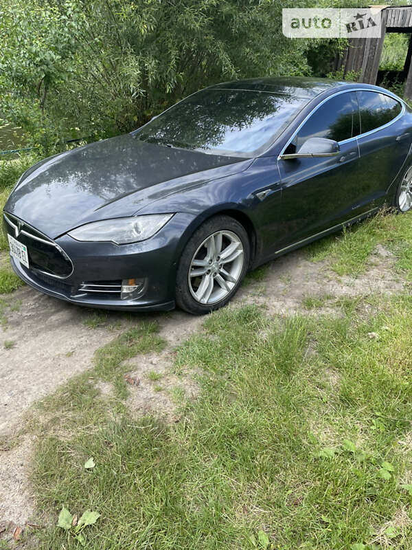 Лифтбек Tesla Model S 2015 в Ромнах