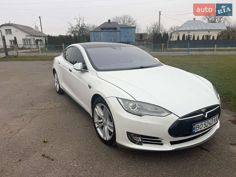 Лифтбек Tesla Model S 2016 в Тернополе Лифтбек Tesla Model S 2016 в Тернополе