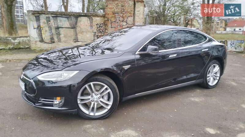 Лифтбек Tesla Model S 2015 в Львове Лифтбек Tesla Model S 2015 в Львове