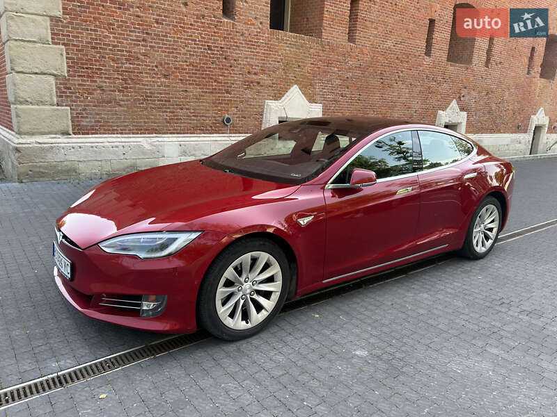 Лифтбек Tesla Model S 2016 в Львове