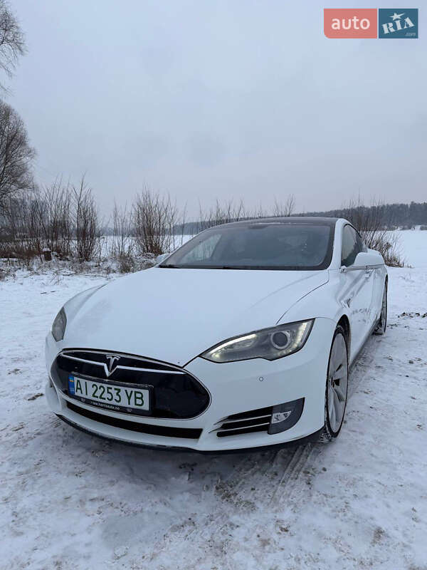 Лифтбек Tesla Model S 2014 в Киеве Лифтбек Tesla Model S 2014 в Киеве