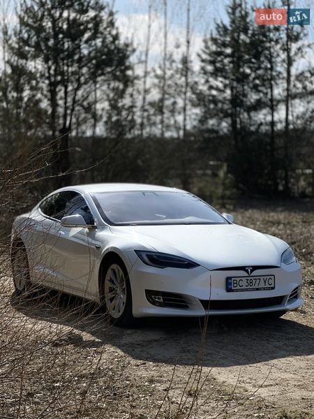 Лифтбек Tesla Model S 2016 в Львове