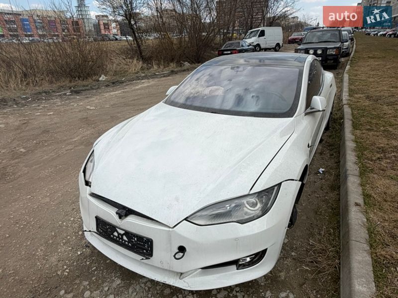 Лифтбек Tesla Model S 2016 в Львове Лифтбек Tesla Model S 2016 в Львове