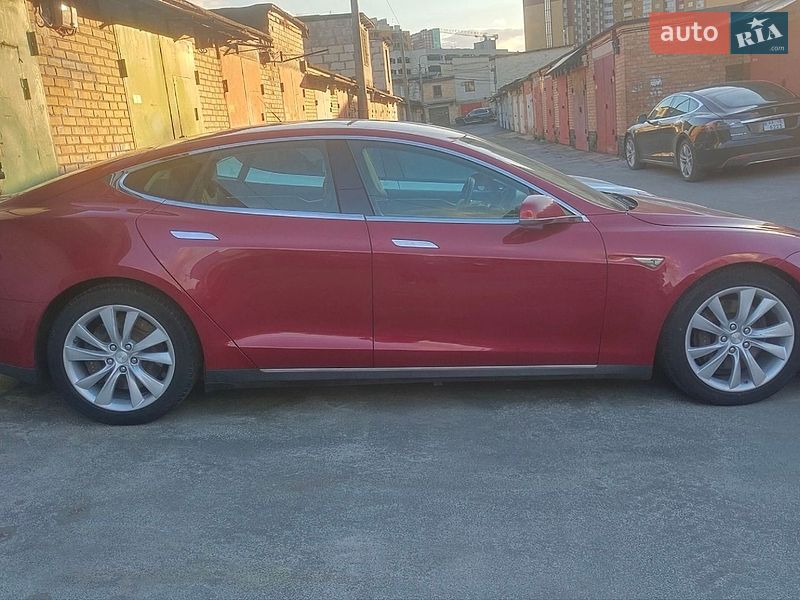 Ліфтбек Tesla Model S 2015 в Києві