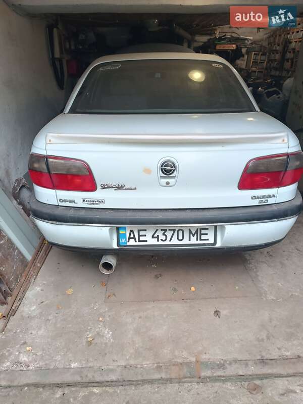 Седан Opel Omega 1995 в Новомосковську
