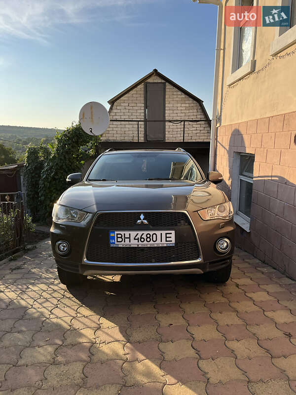 Внедорожник / Кроссовер Mitsubishi Outlander 2011 в Окнах