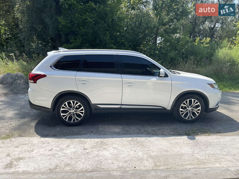 Внедорожник / Кроссовер Mitsubishi Outlander 2017 в Киеве