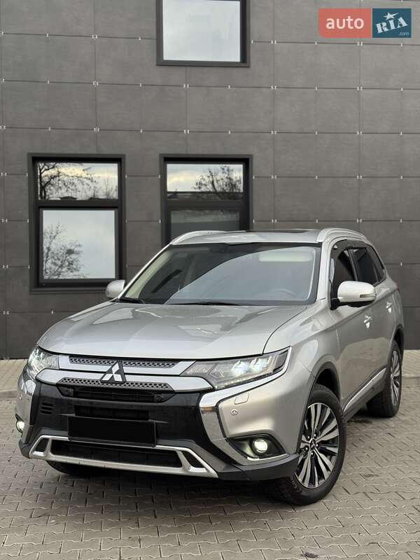 Внедорожник / Кроссовер Mitsubishi Outlander 2018 в Киеве