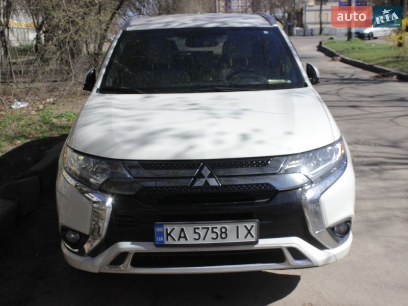 Внедорожник / Кроссовер Mitsubishi Outlander 2019 в Житомире