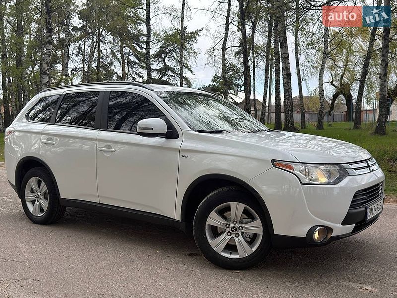 Внедорожник / Кроссовер Mitsubishi Outlander 2015 в Ахтырке